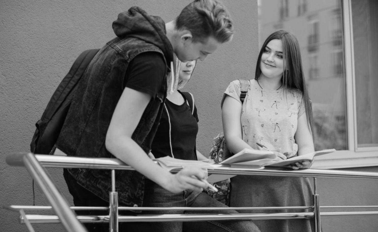 Profesionales trabajando en análisis presupuestario